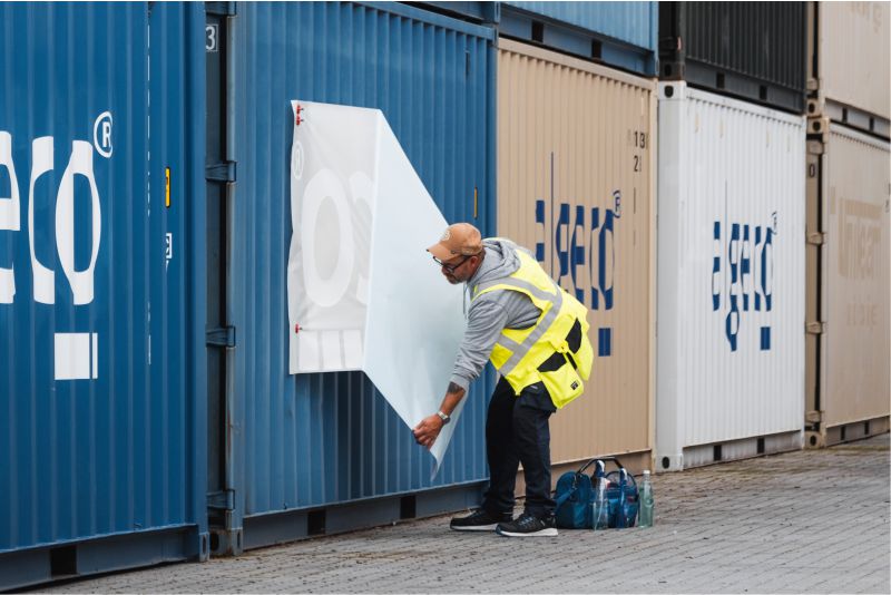 Montering av containerdekor